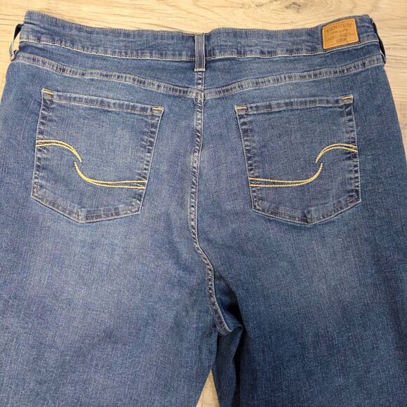 Signature by Levi Strauss Mid-Rise Boyfriend Rolled Hem Crop Jean Size 22 - Picture 7 of 8